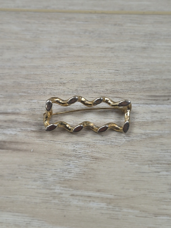 Unsigned Jewelry - Vintage 1970s Abstract Wavy Frame Brooch Pin Geometric Gold Tone